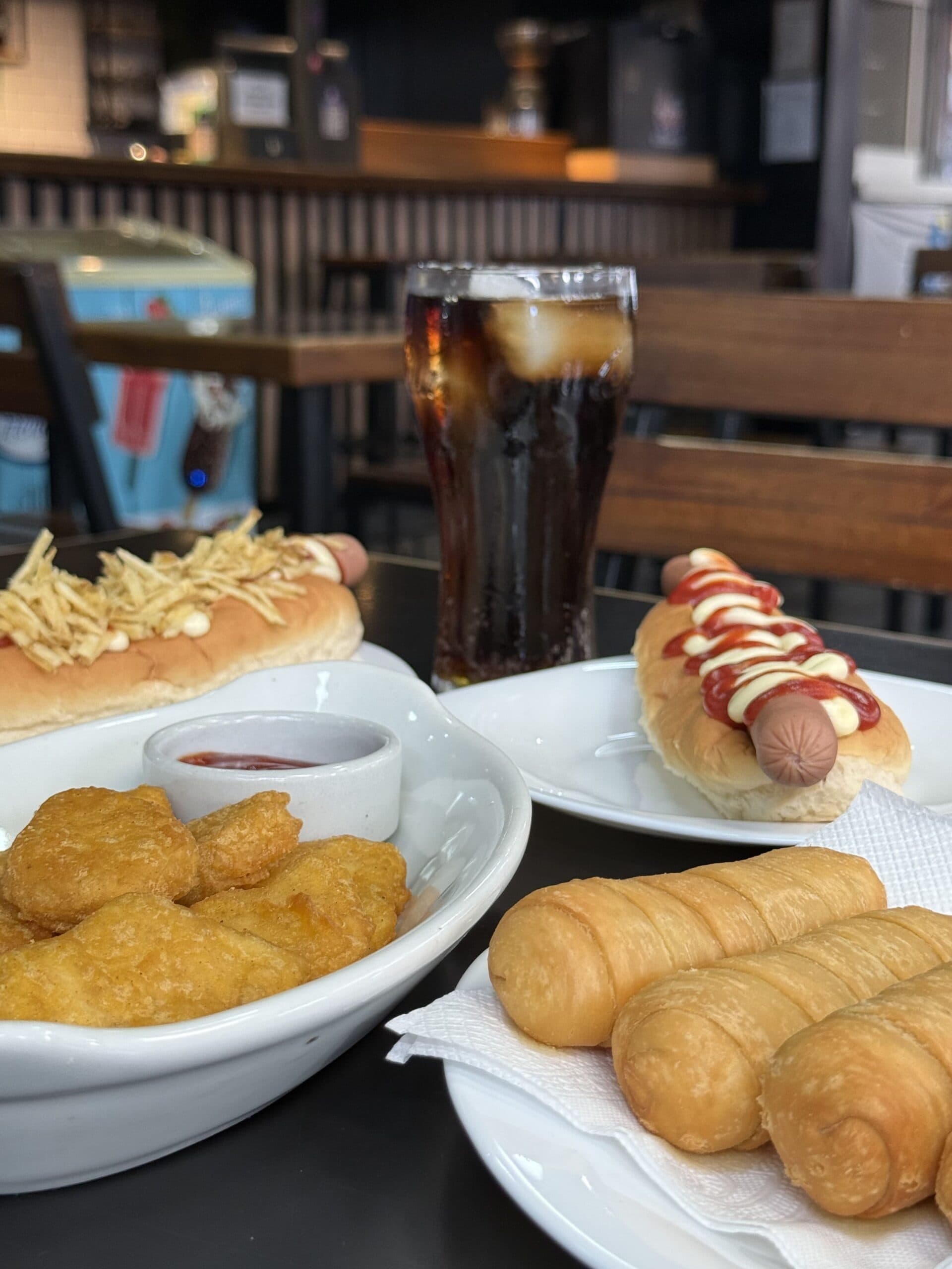 Picadas, nuggets y tragos en Podio Bar