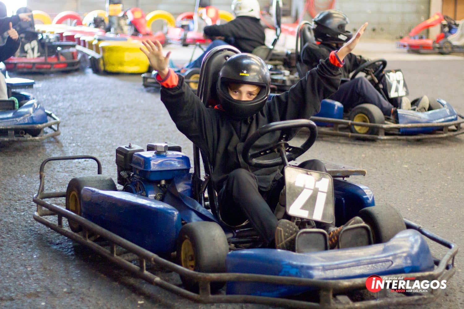 Niño festejando en un kart en Interlagos