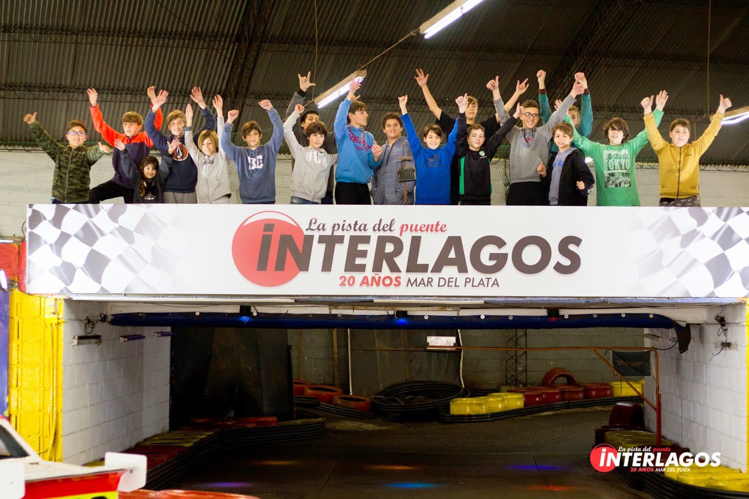 Grupo de cumpleaños celebrando sobre la pista